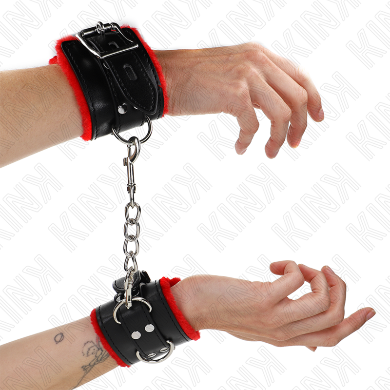 KINK - KOŽEŠINOU PODŠÍVANÝ ZÁPĚSTNÍ PÁS S ČTVERCOVÝMI OTEVŘENÍMI, ČERVENO-ČERNÝ NASTAVITELNÝ PÁSEK 17-29 CM X 6 CM