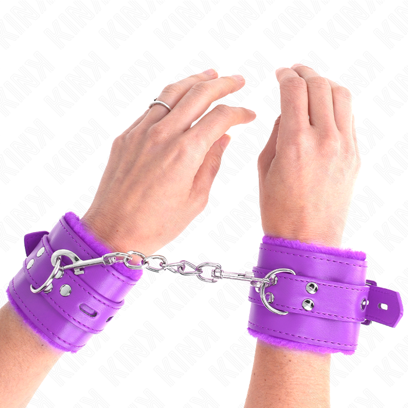 KINK - KOŽEŠINOU PODŠÍVANÝ ZÁPĚSTNÍ PÁS S ČTVERCOVÝMI OTEVŘENÍMI, FIALOVÉ A NASTAVITELNÝ FIALOVÝ PÁSEK 17-29 CM X 6 CM