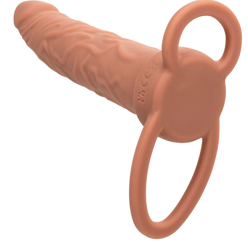 CALEXOTICS - PERFORMANCE MAXX DOBÍJECÍ DVOJITÝ PENETRÁTOR HNĚDÁ KŮŽE