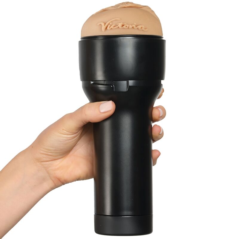 KIIROO - POCÍTÍTE VICTORIA JUNE STROKER