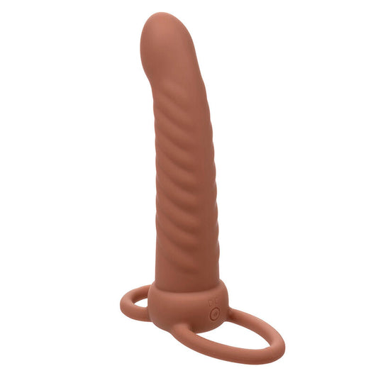 CALEXOTICS - MAXX ŽEBROVANÝ DVOJITÝ PENETRATOR 10 VIBRACÍ HNĚDÝ